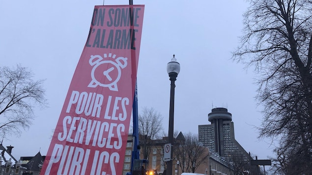 Banderole avec les mots « On sonne l'alarme pour les services publics ».