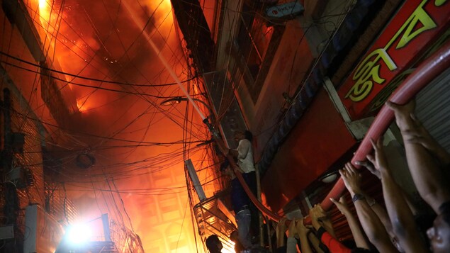 L'incendie à Dacca s'est déclaré dans un immeuble d'habitation combiné avec un entrepôt de produits chimiques.