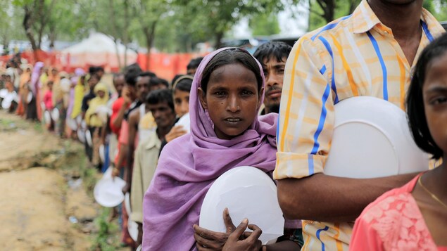 Des réfugiés rohingyas font la queue pour recevoir de la nourriture dans un camp installé au Bangladesh. Des réfugiés rohingyas font la queue pour recevoir de la nourriture dans un camp installé au Bangladesh.