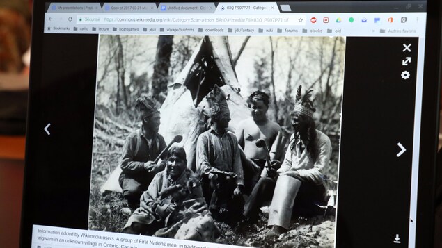 Photographie de membres d'une nation inconnue de l'Ontario présentée sur l'écran d'un ordinateur portable. Photographie de membres d'une nation inconnue de l'Ontario présentée sur l'écran d'un ordinateur portable.