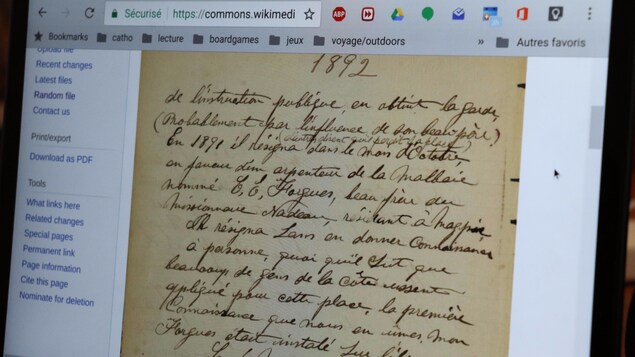 Extrait du Journal de l'île aux perroquets de 1892 présenté sur un écran d'ordinateur portable Extrait du Journal de l'île aux perroquets de 1892 présenté sur un écran d'ordinateur portable