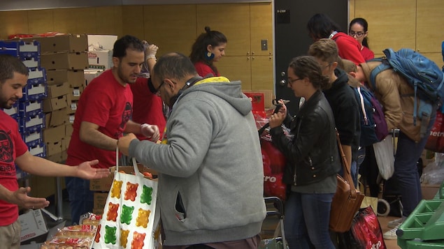 Des étudiants récupèrent des denrées dans une banque alimentaire.