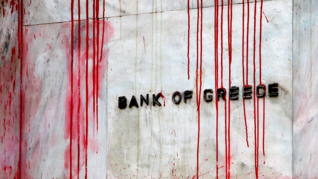 De la peinture rouge sur l'indication : Bank of Greece De la peinture rouge sur l'indication : Bank of Greece
