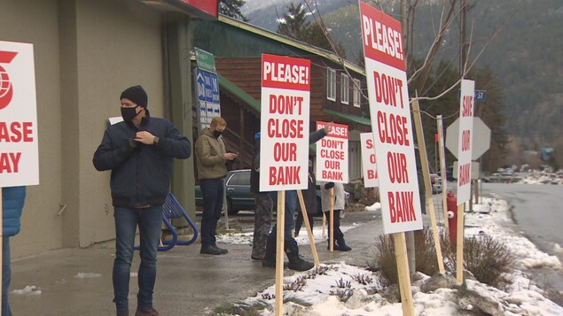 Des clients de la Banque Scotia manifestent devant la succursale de Pemberton.