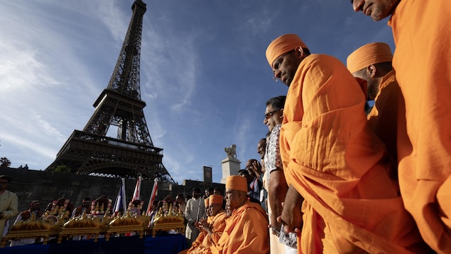 Mise à l’écart d’employées : la tour Eiffel rouvre après une grève et des excuses
