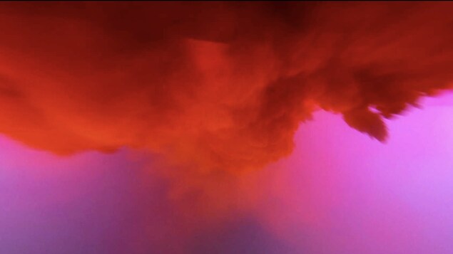 Un nuage rougeâtre sur un fond rose. 