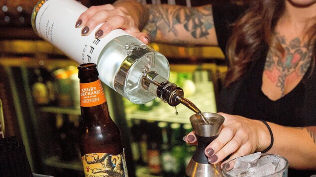 Une barmaid