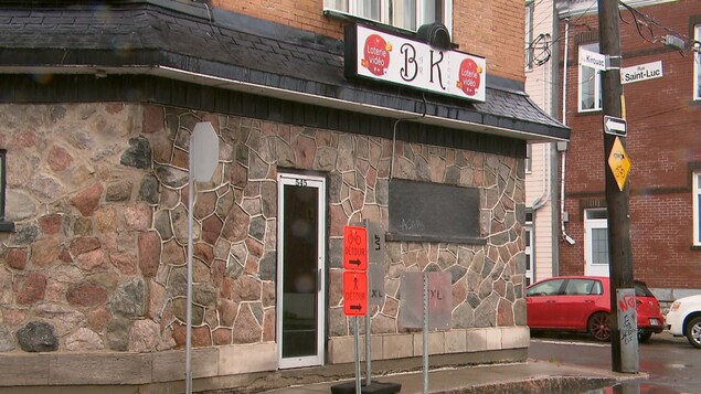 La façade d'un bar. On peut voir l'enseigne blanche sur laquelle est écrit Bar Kirouac.