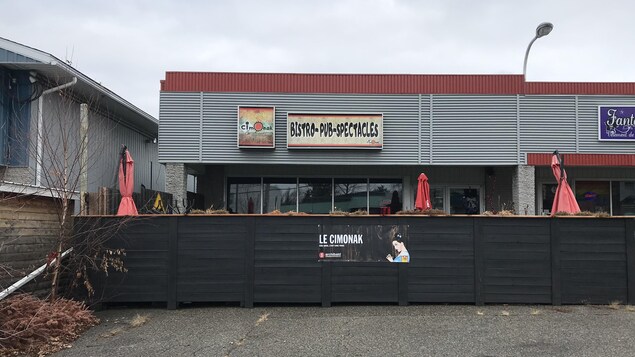 La neige n'a pas encore recouvert la terrasse du resto-bar.