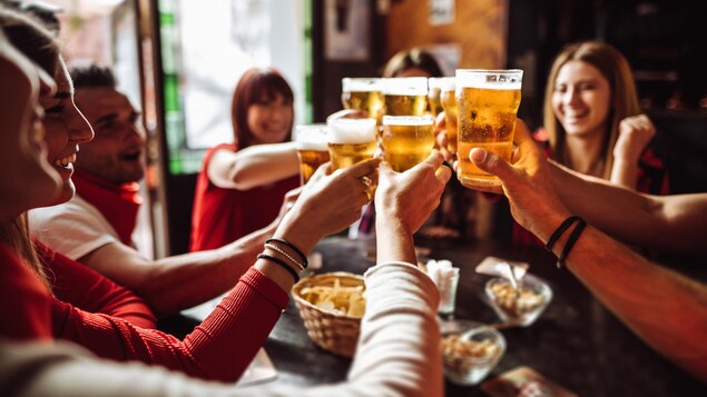 Des gens boivent de la bière.