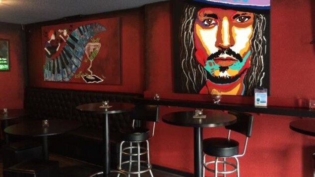 Des chaises hautes et des tableaux ont été installés dans le bar pour le rendre plus accueillant. Des chaises hautes et des tableaux ont été installés dans le bar pour le rendre plus accueillant.