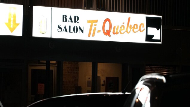 La devanture du bar.