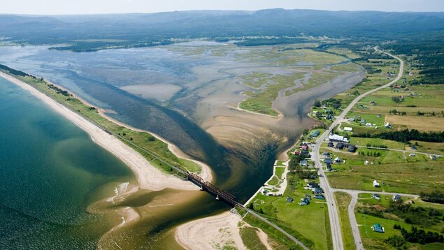 Le barachois de Malbaie vu des airs.