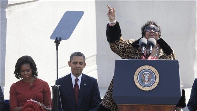 Aretha Franklin au lutrin, aux côtés du président Obama et de sa femme Aretha Franklin au lutrin, aux côtés du président Obama et de sa femme