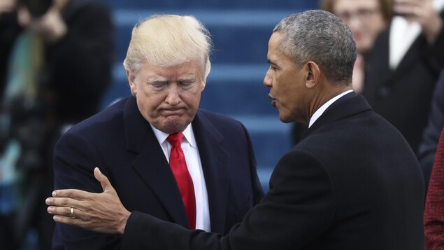 Donald Trump et Barack Obama se serrent la main. 