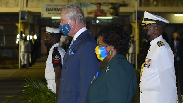 La présidente Dame Sandra Mason en compagnie du prince Charles