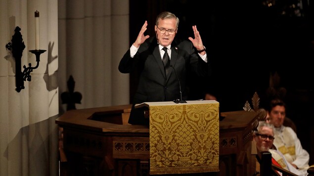 M. Bush faisant l'éloge de sa mère. M. Bush faisant l'éloge de sa mère.