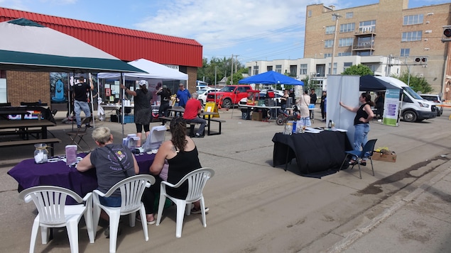 Un barbecue organisé par le Réseau des personnes vivant avec le sida de la Saskatchewan à Saskatoon pour sensibiliser au dépistage du VIH, le 26 juin 2026.
