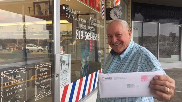 Ferier Jodoin du commerce Barbiers King montre sa lettre qui confirme qu'Immex devient propriétaire des Promenades King. Ferier Jodoin du commerce Barbiers King montre sa lettre qui confirme qu'Immex devient propriétaire des Promenades King.