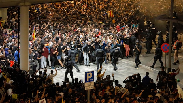 Des milliers de manifestants indépendantistes tentant de bloquer l'aéroport de Barcelone.