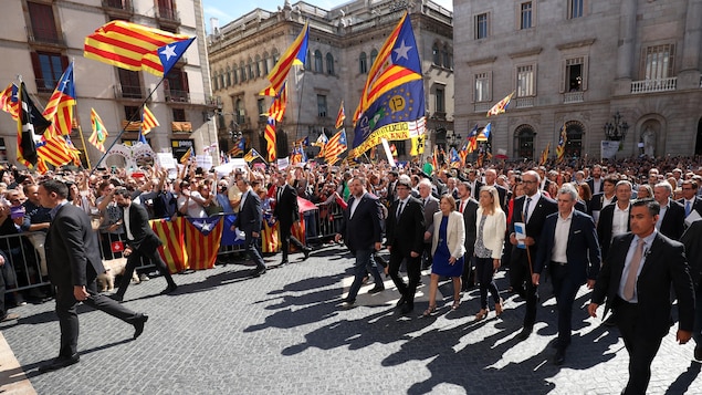 Des centaines de maires ont foulé les rues de Barcelone samedi.