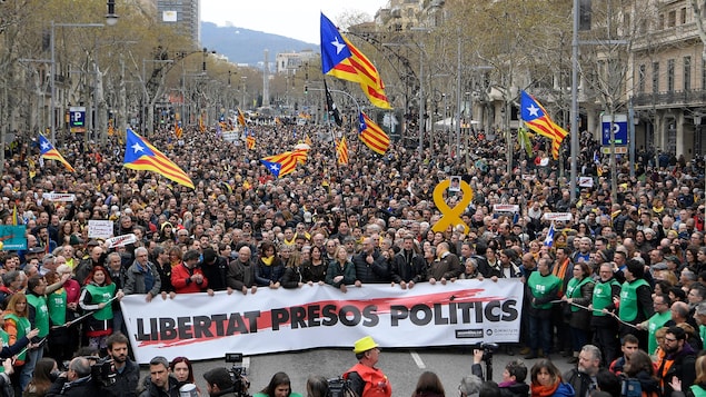 Des milliers de manifestants brandissant des drapeaux indépendantistes catalan. Des milliers de manifestants brandissant des drapeaux indépendantistes catalan.