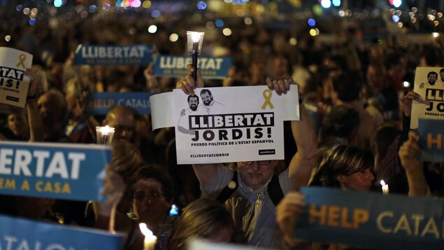 Des manifestants portent des affiches en catalan. Des manifestants portent des affiches en catalan.