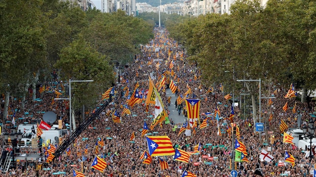 Des centaines de milliers de Catalans sont descendus dans les rues de Barcelone samedi pour réclamer la libération de deux leaders indépendantistes. Des centaines de milliers de Catalans sont descendus dans les rues de Barcelone samedi pour réclamer la libération de deux leaders indépendantistes.