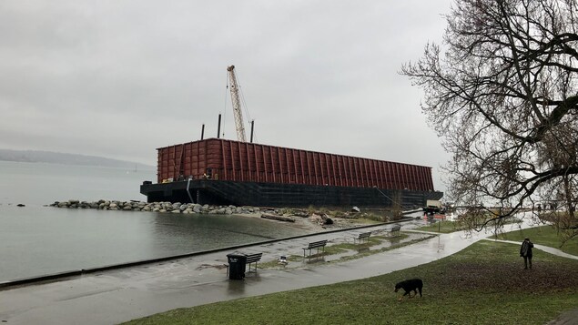La barge échouée à Vancouver sera démantelée pièce par pièce