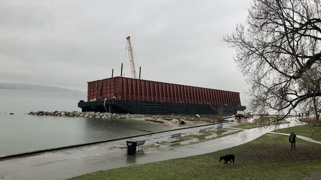 La barge échouée à Vancouver sera démantelée pièce par pièce