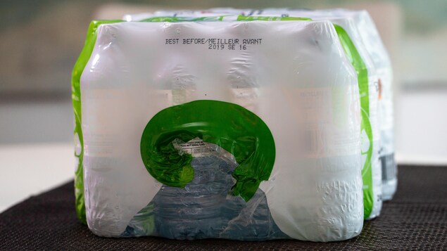 Des bouteilles emballées avec du plastique. Des bouteilles emballées avec du plastique.