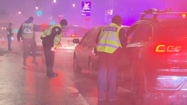 Des policiers procèdent à des contrôles routiers.