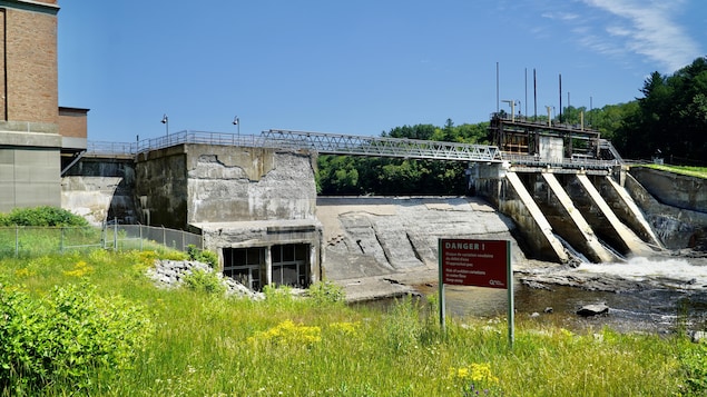 Le barrage hydroélectrique de Saint-Narcisse en été.