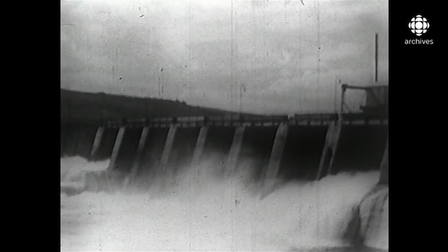 Trombes d'eau passant à travers un barrage hydroélectrique, en noir et blanc