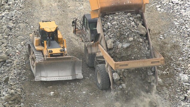 De la machinerie sur le chantier du barrage Romaine 3