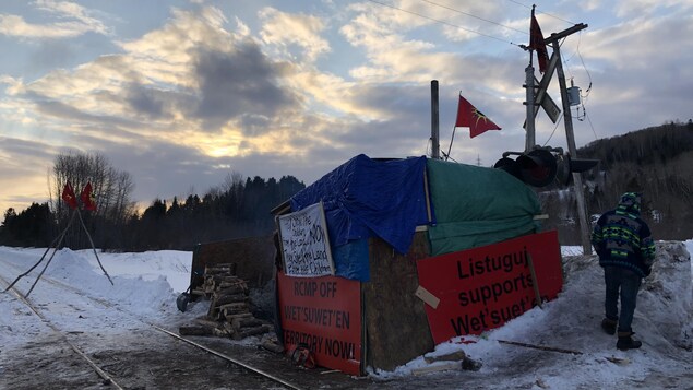 Un campement de fortune installé près de la voie ferrée.