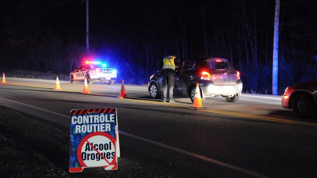 Des policiers de Gatineau lors d'un barrage routier.