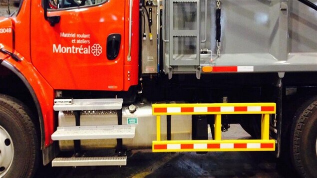 Barres latérales de protection sur un camion de la Ville de Montréal. Barres latérales de protection sur un camion de la Ville de Montréal.
