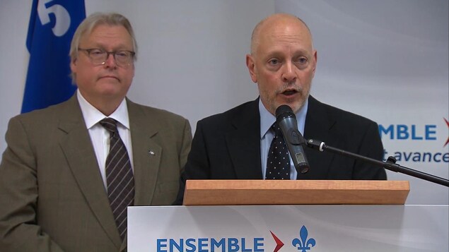 De gauche à droite : Le ministre de la Santé et des Services sociaux du Québec, Gaétan Barrette et le directeur de la santé mentale du ministère, le Dr André Delorme