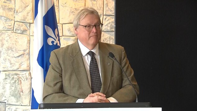 Le ministre de la Santé et des Services sociaux du Québec, Gaétan Barrette, annonce l'investissement de 53,5 millions de dollars pour le centre d'hémodialyse de l'hôpital Maisonneuve-Rosemont.