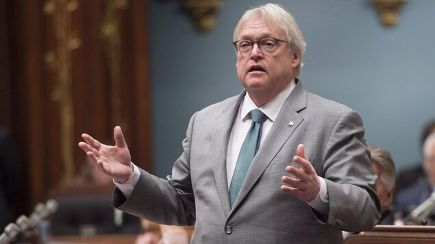 Le ministre de la Santé et des Services sociaux du Québec, Gaétan Barrette, répond à une question à l'Assemblée nationale le 12 avril 2017.