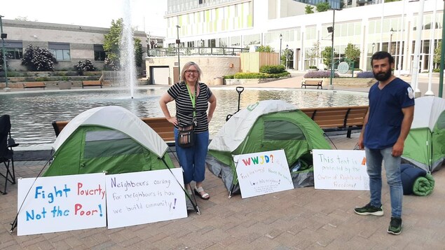 Une ville en Ontario veut bannir les soupes populaires; une grand-mère proteste
