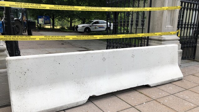 Le bloc de béton bloque l'une des grilles menant à Rideau Hall.