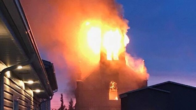 Le clocher est engouffré par les flammes Le clocher est engouffré par les flammes