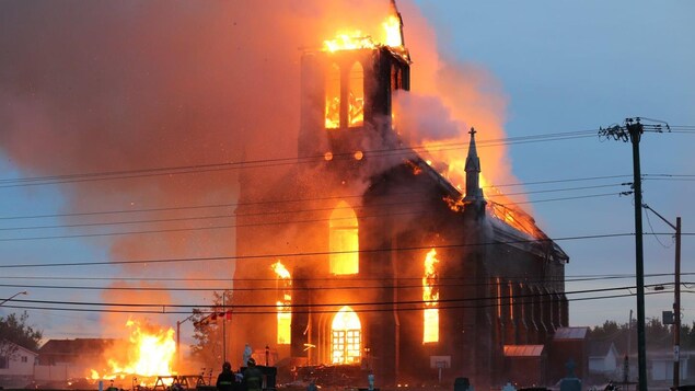 Des flammes sortent de l'église embrasée