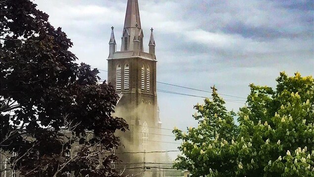 L'église de Bas-Caraquet derrière des arbres. L'église de Bas-Caraquet derrière des arbres.