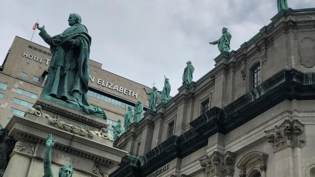 Une série de statues ornent la devanture de la basilique Marie-Reine-du-Monde.