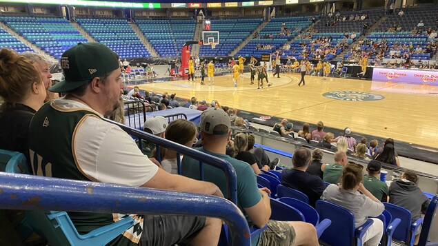 Des partisans dans les gradins lors d'un match des Rattlers de Saskatoon, en Saskatchewan.