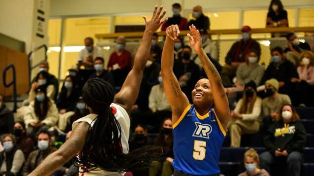 Des jumelles de Winnipeg deviennent rivales le temps d’un championnat de basketball