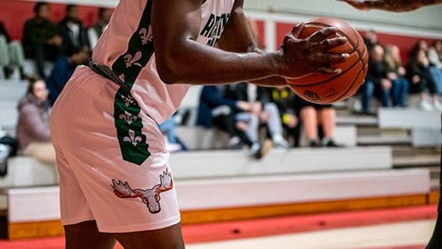 Le corps d'un joueur de basketball en action lors d'un match.